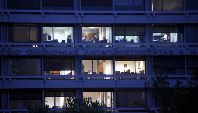 Πανικός στο Μαξίμου – Αιφνίδια σύσκεψη στο Υπ. Οικονομικών με το μισό υπουργικό συμβούλιο “Μαγειρεύουν” εκλογές σύμφωνα με τη Θεανώ Φωτίου