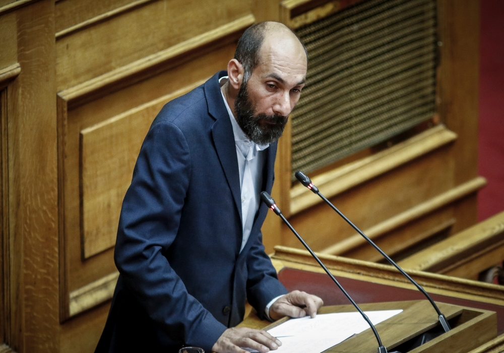 Κι όμως το είπε- Βουλευτής ΣΥΡΙΖΑ: «Οι μετανάστες κρατούν ανοιχτά τα σχολεία…» (Δείτε το ΒΙΝΤΕΟ)