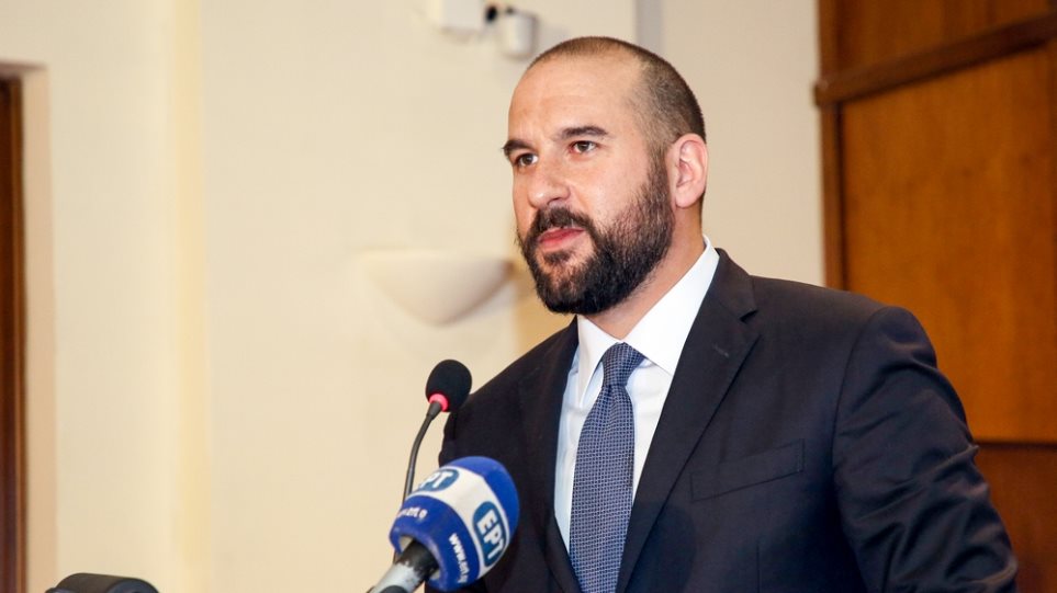 Σε κλοιό διαδηλωτών ο Τζανακόπουλος στην Κατερίνη