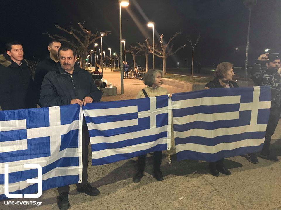 Θεσσαλονίκη: «Θερμή» υποδοχή ετοίμασαν πολίτες στην Αχτσιόγλου – Θα τα «ακούσει» για τη Συμφωνία των Πρεσπών