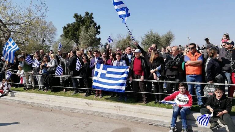 Παρέλαση 25 Μαρτίου – Θεσσαλονίκη: Τραγούδησαν το «Μακεδονία ξακουστή» και τα ΜΑΤ πήγαν αμέσως να τους…