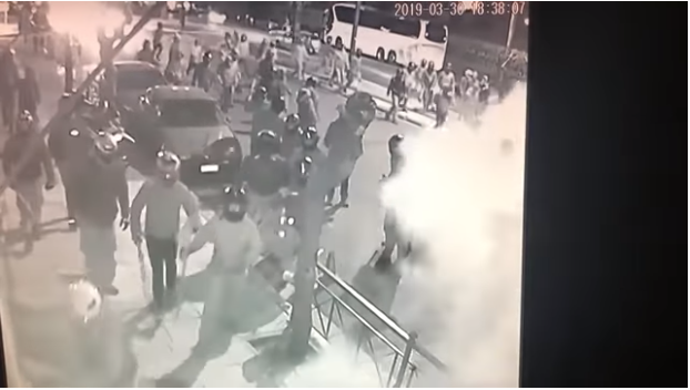 ΠΑΡΑΚΡΑΤΟΣ ΣΥΡΙΖΑ: ΕΠΙΘΕΣΗ 100 ΚΡΑΝΟΦΟΡΩΝ ΣΤΗΝ ΧΡΥΣΗ ΑΥΓΗ – ΕΦΥΓΑΝ ΤΡΕΧΟΝΤΑΣ, ΔΕΝ ΣΥΝΕΛΗΦΘΗ ΚΑΝΕΙΣ! ΒΙΝΤΕΟ ΝΤΟΚΟΥΜΕΝΤΟ