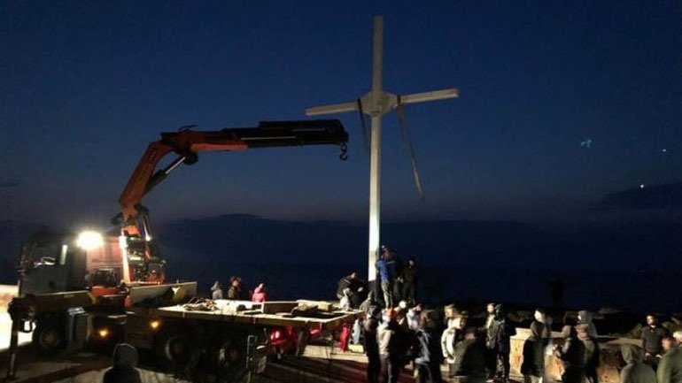 «Σημεία & Τέρατα» στη Λέσβο: «Πρόκληση κατά της Τουρκίας η ανέγερση Σταυρού» λέει φιλοτουρκική ΜΚΟ – Πολεμούν την Ορθοδοξία