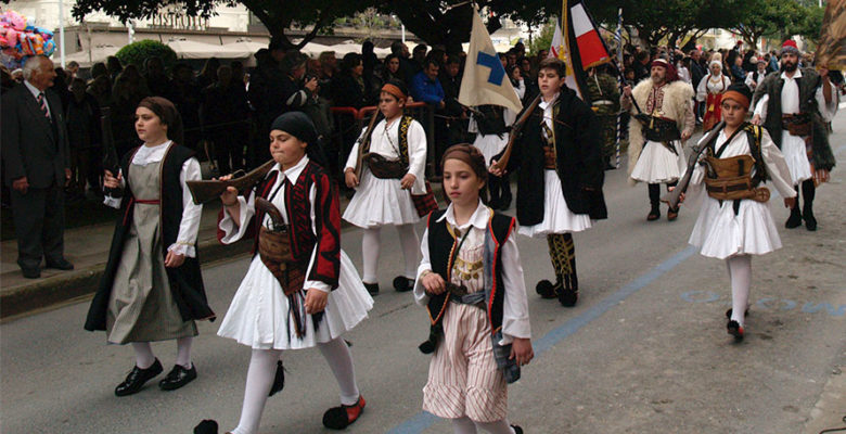 Με πυροβολισμούς υποδέχθηκαν το «Μακεδονία Ξακουστή» στη Καλαμάτα (video)