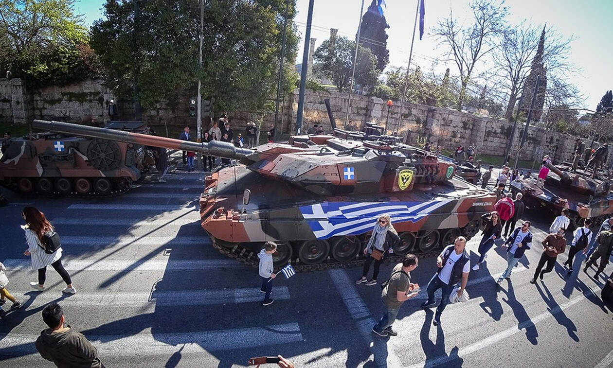 ΖΩΝΤΑΝΑ : Η μεγάλη στρατιωτική παρέλαση στο κέντρο της Αθήνας