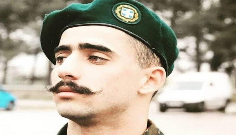 «Καμπάνα» για τον λεβέντη Κρητικό αλεξιπτωτιστή που τραγούδησε το «Μακεδονία Ξακουστή» – Αυτή είναι η ποινή του