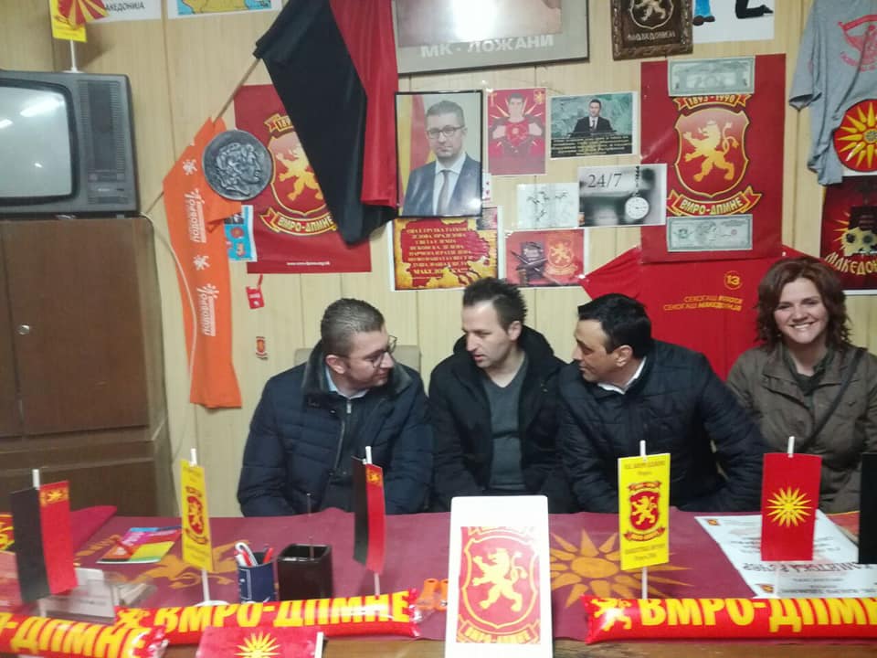 Οι Σκοπιανοί ξεφτιλίζουν το Μ. Μαξίμου: O Mickoski αμφισβητεί την εδαφική κυριαρχία της Ελλάδας – Έβγαλε ομιλία δίπλα σε χάρτες της «Μ. Μακεδονίας»
