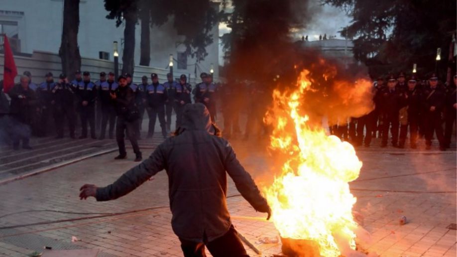 Εξέγερση στην Αλβανία: Άγριο ξύλο Αλβανών έξω από το κοινοβούλιο – Η αρχή του τέλους για τον Έ.Ράμα