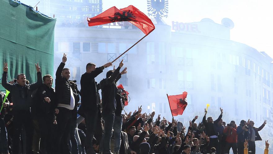 Οι Αλβανοί μεταφέρουν το χάος στην Ελλάδα – Διαδηλώσεις της αντιπολίτευσης στην Αθήνα – Έκρυθμη η κατάσταση στα Βαλκάνια