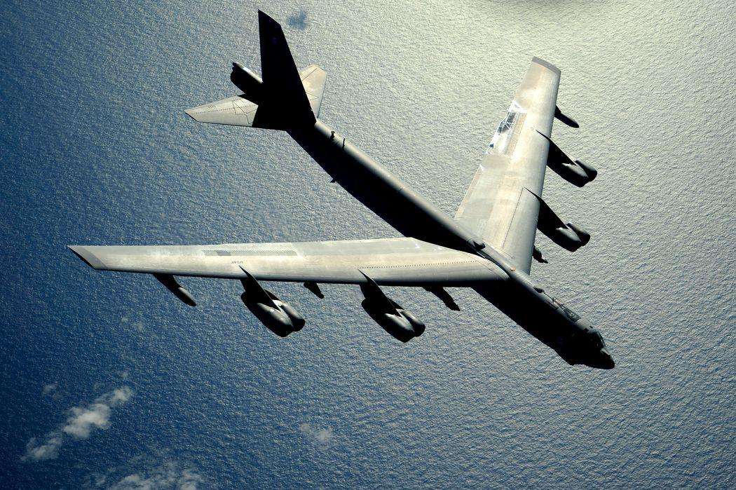 “Ιπτάμενο φρούριο” B-52 των ΗΠΑ πέταξε με ελληνικά F-16 από Αιγαίο μέχρι Κύπρο!