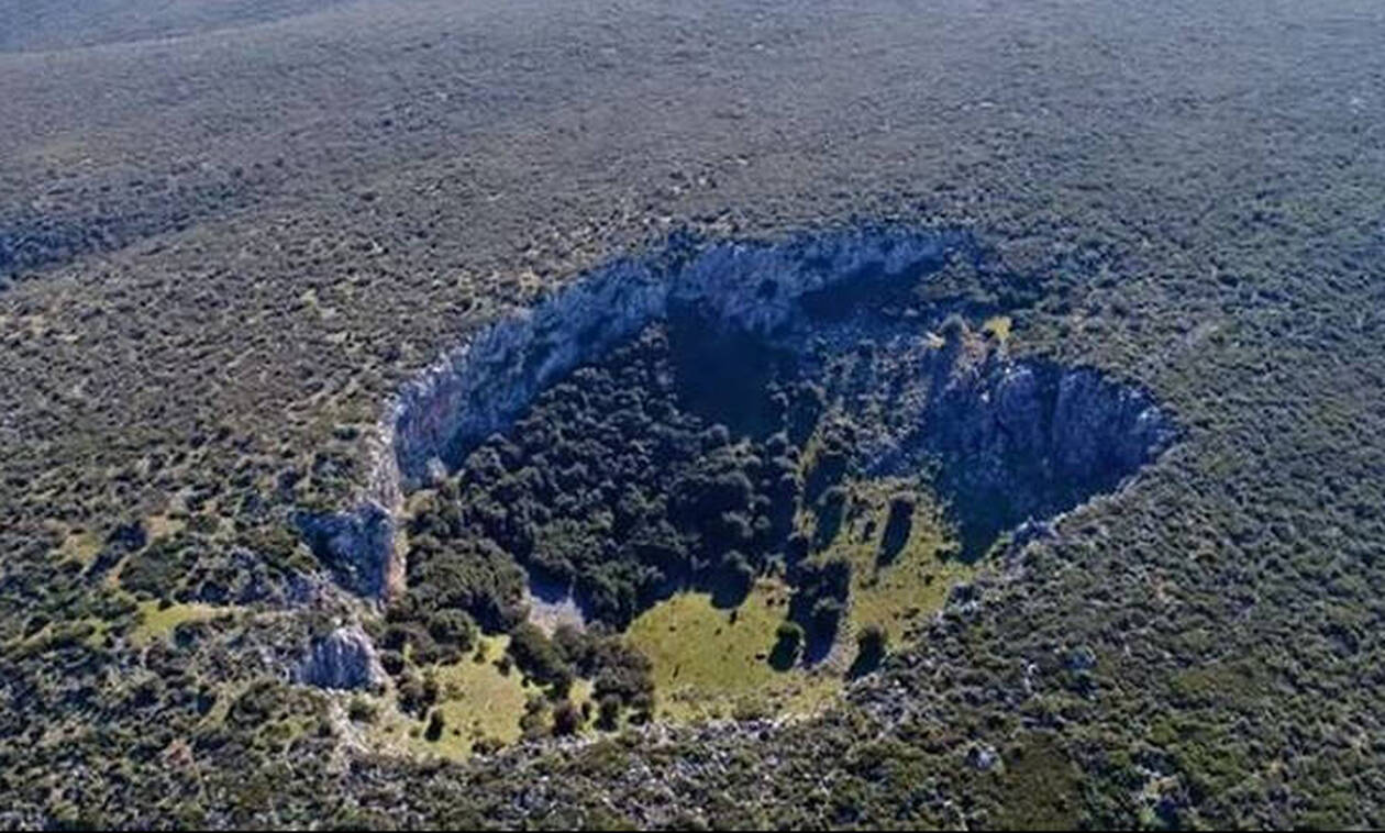 Μυστηριώδης κρατήρας στη Βοιωτία διχάζει τους επιστήμονες: Μετεωρίτης ή δολίνη;