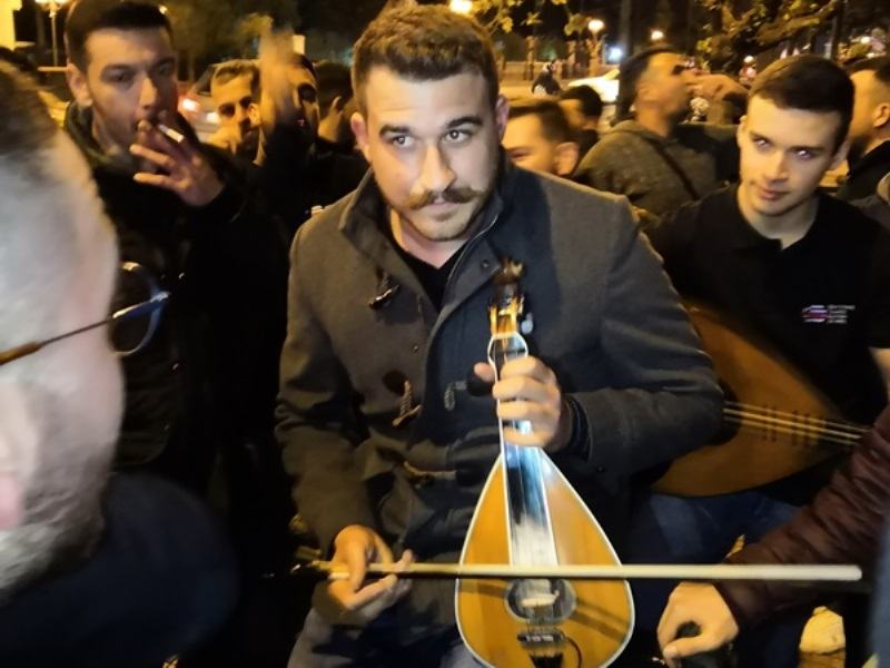 Οι κρητικοί φοιτητες ξεσήκωσαν την Αθήνα με τις λύρες τραγουδώντας και για τη Μακεδονία (φωτο)