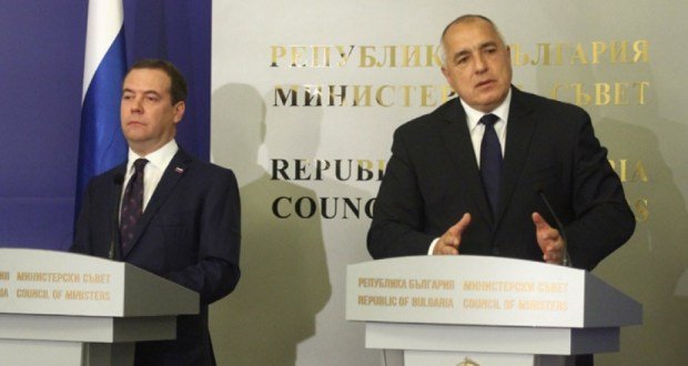 Mετωπική Ρωσίας-ΗΠΑ – Μετβέντεφ σε Μπορίσωφ: «Συνδέστε το λέβα με το κινεζικό γουάν» – Η Μόσχα «επιστρέφει» στα Βαλκάνια