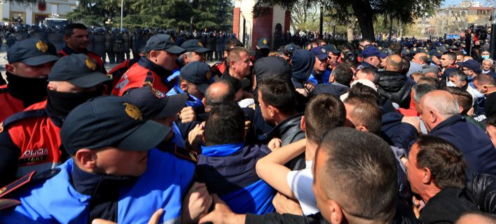 Καζάνι που βράζει η Αλβανία – Νέες αντικυβερνητικές διαδηλώσεις με αίτημα την παραίτηση Ράμα [εικόνες]