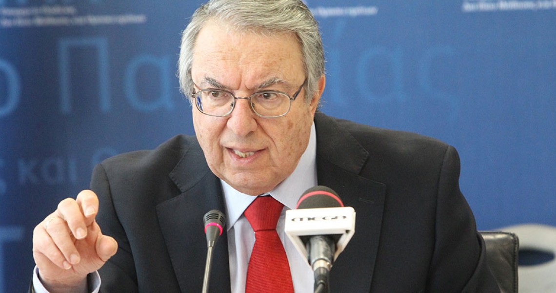 Μπαμπινιώτης: «Συσσωρευμένα ψέμματα γύρω από τη ”μακεδονική γλώσσα” – Συνιστώ προσοχή!» (βίντεο)