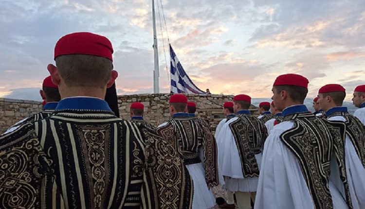 Οργή για την απαγόρευση του «Μακεδονία Ξακουστή» – Σφοδρές αντιδράσεις από τους Εύζωνες – «Μηδενίζει» τα πάντα η Κυβέρνηση