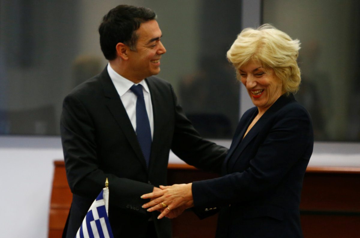 ΟΥΤΕ ΘΕΛΕΙ ΝΑ ΚΡΥΦΤΕΙ, ΟΥΤΕ Η ΧΑΡΑ ΤΗΝ ΑΦΗΝΕΙ! ΣΤΑ ΣΚΟΠΙΑ Η ΑΝΑΓΝΩΣΤΟΠΟΥΛΟΥ ΓΙΑ ΝΑ «ΟΛΟΚΛΗΡΩΣΕΙ ΑΥΤΟ ΠΟΥ ΑΦΗΣΕ ΣΤΗ ΜΕΣΗ ΤΟ ΕΑΜ-ΕΛΑΣ»