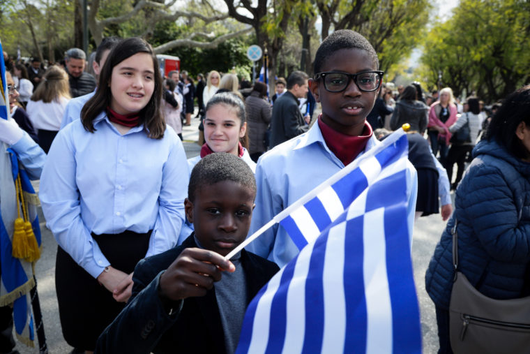 ΜΜΕ: «Έγχρωμοι μαθητές, κορίτσια με ισλαμικές μαντήλες» – Πανηγυρίζουν οι διεθνιστές για τις χθεσινές εικόνες στην Αθήνα – Ωστόσο, υπάρχει τρόπος να μην τους περάσει 100% (ΒΙΝΤΕΟ)