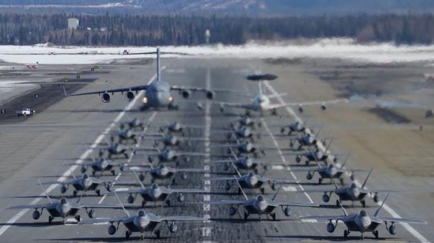 F-22: Δείτε την ταυτόχρονη απογείωση 24 μαχητικών από αμερικανική βάση