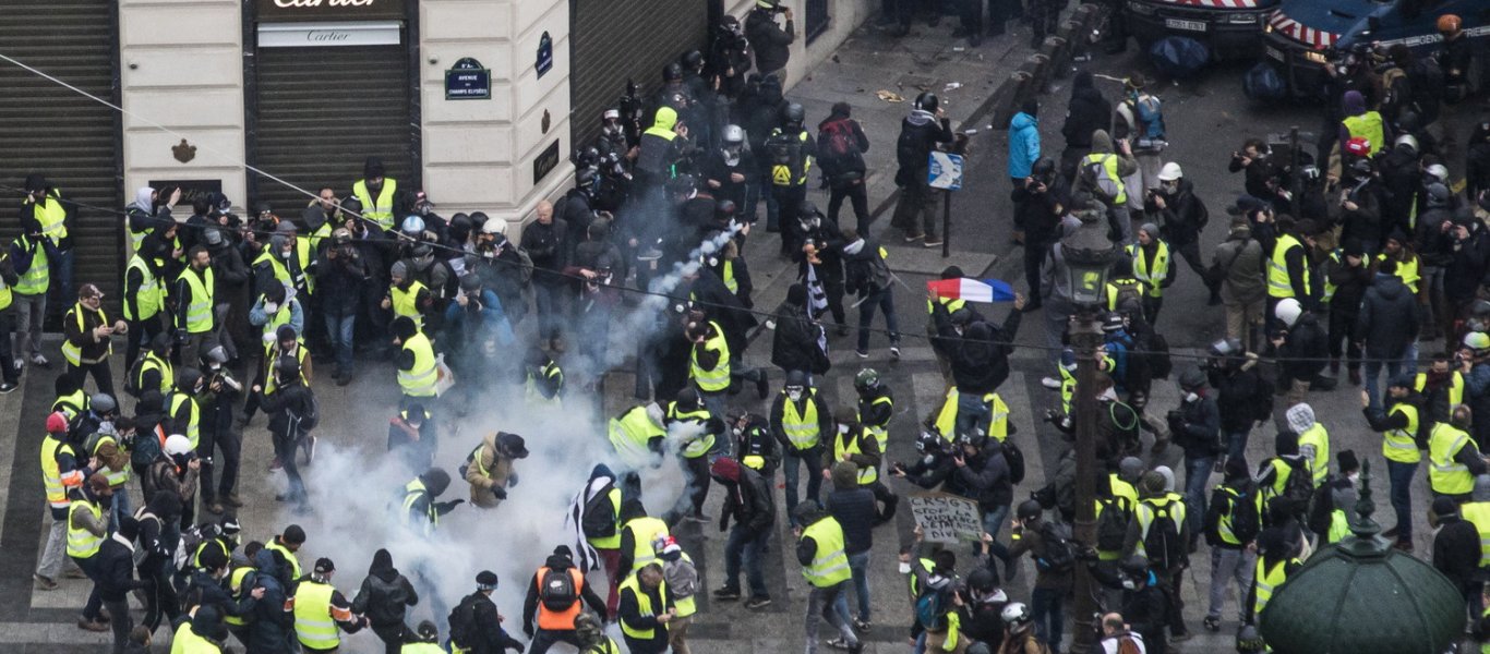 «Βόμβες κοπράνων»: Το νέο αηδιαστικό «υπερόπλο» των Κίτρινων Γιλέκων (φώτο)