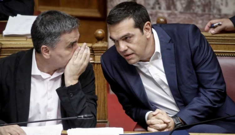 Πάρτι προσλήψεων και «τσουνάμι» ελληνοποιήσεων για να διασωθούν από την εκλογική συντριβή