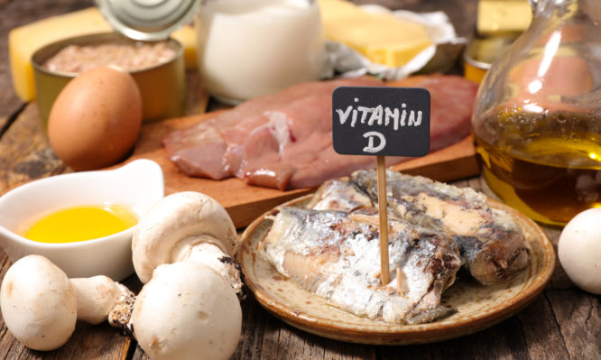 Βιταμίνη D: Σε ποιες τροφές θα την βρείτε – Πόση χρειάζεστε ανά ηλικία – Τι να προσέχετε [vids]