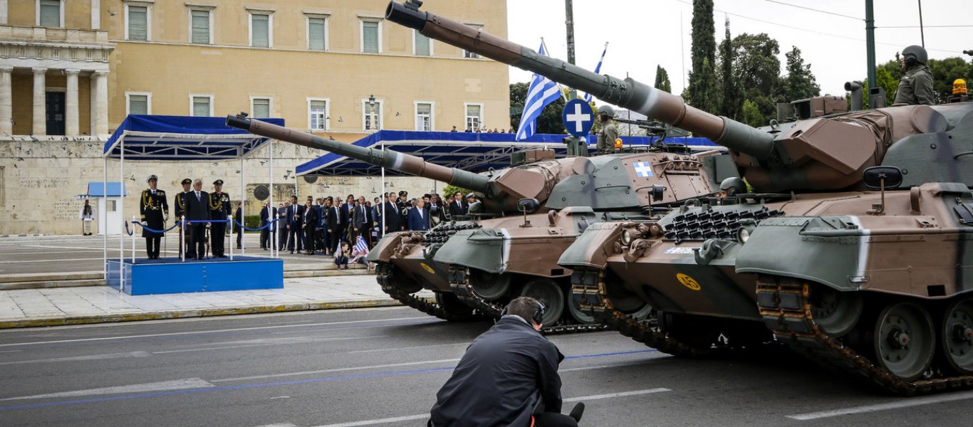 Live: Η μεγάλη στρατιωτική παρέλαση της 25ης Μαρτίου στο Σύνταγμα – Αστυνομικός με MP-5 στην πλατεία!