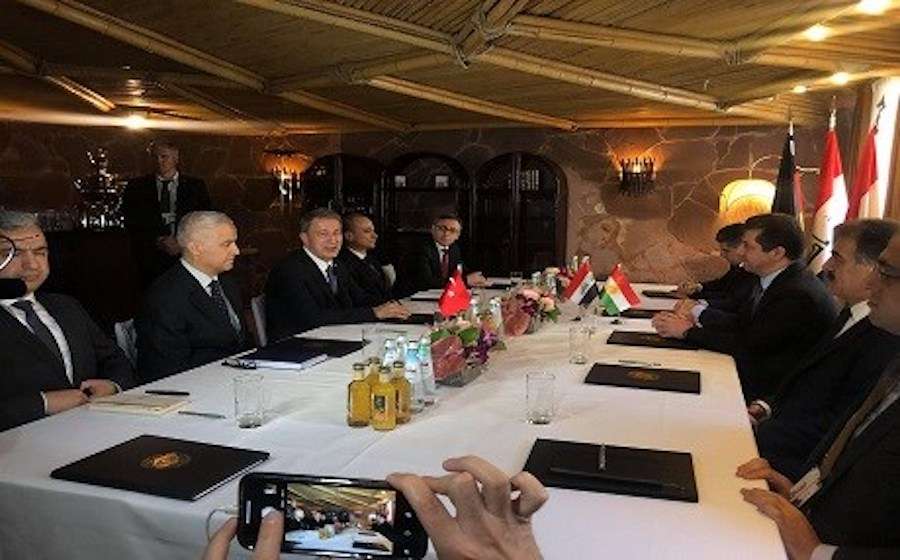 Ο Τούρκος ΥΠΑΜ Χ.Ακάρ συζητά υπό τη σημαία του κατά τ΄άλλα “ανύπαρκτου Κουρδιστάν”!