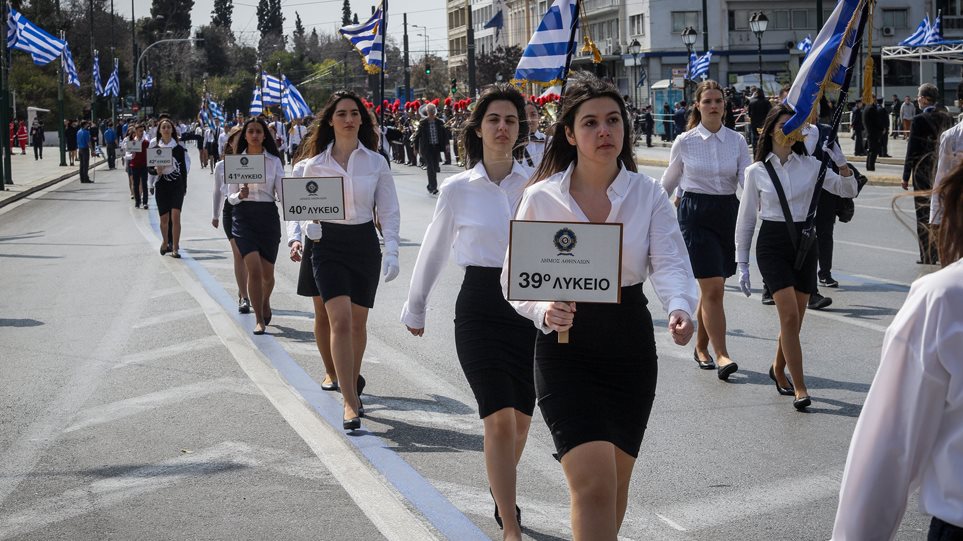 «Μακεδονία ξακουστή»: Αντί για εμβατήριο… σιωπητήριο στη μαθητική παρέλαση της Αθήνας!