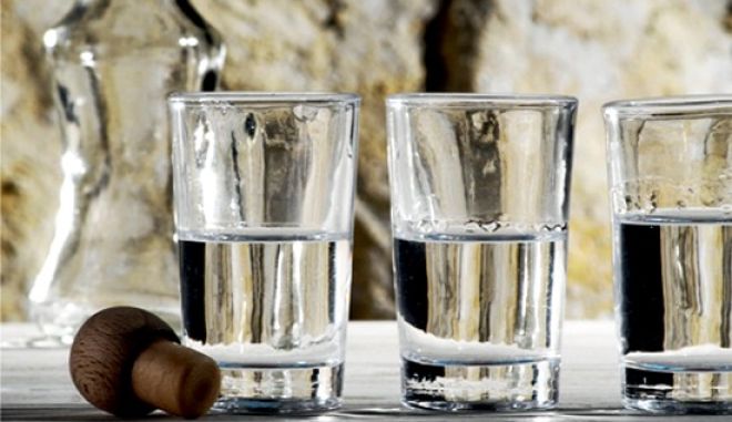 Βράζει η Κρήτη : Ξεσηκώθηκαν οι καζανάρηδες – “Εγκύκλιος εξαφανίζει τη ρακή μας”