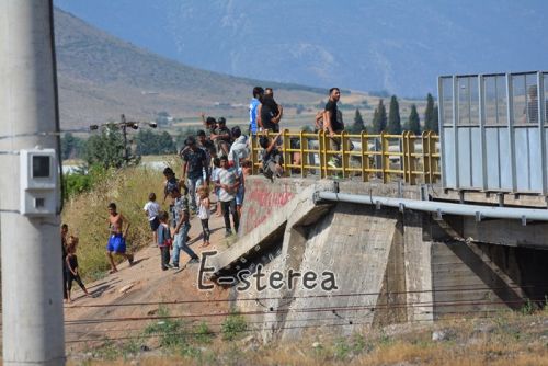 ΦΟΒΟΣ ΚΑΙ ΤΡΟΜΟΣ ΟΙ «ΕΥΠΑΘΕΙΣ» ΣΤΟ ΠΥΡΙ ΒΟΙΩΤΙΑΣ! ΠΕΤΡΟΒΟΛΟΥΝ ΤΑ ΔΙΕΡΧΟΜΕΝΑ ΟΧΗΜΑΤΑ ΚΑΙ ΛΗΣΤΕΥΟΥΝ ΤΟΥΣ ΟΔΗΓΟΥΣ ΤΟΥΣ! (ΒΙΝΤΕΟ)