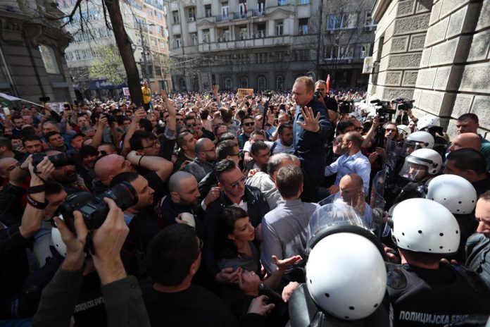 Καζάνι που βράζει η Σερβία: Διαδηλωτές κρατούν αποκλεισμένο στο προεδρικό μέγαρο τον πρόεδρο (βίντεο)