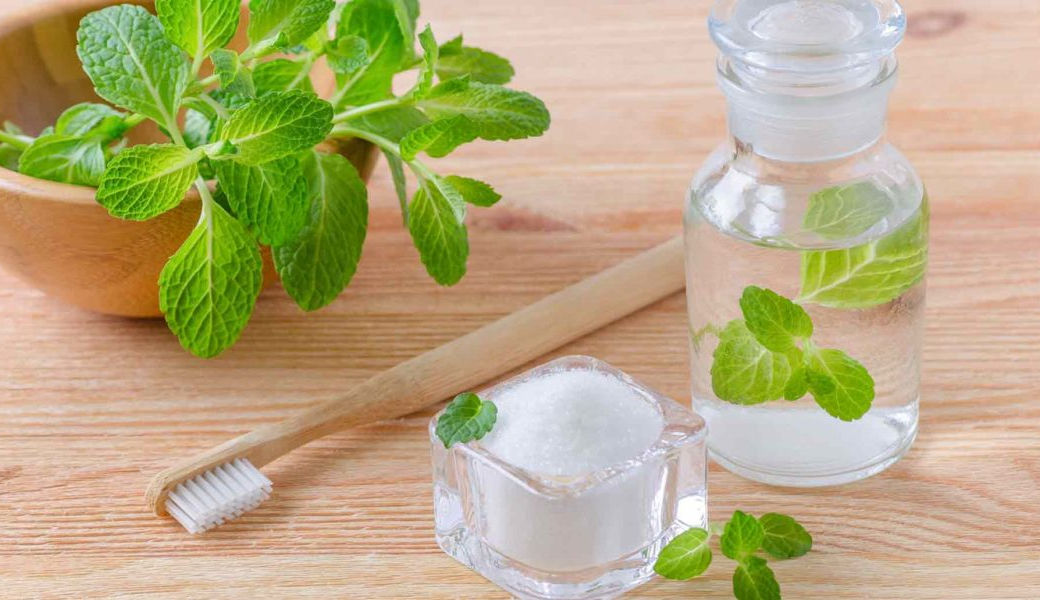 Σπιτικό στοματικό διάλυμα με αιθέρια έλαια