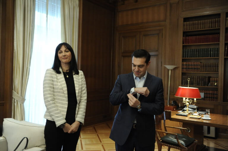 Η ώρα της πληρωμής …Αναζητούν τρόπο για να μπει από το… παράθυρο η Κουντουρά στην Ευρωβουλή