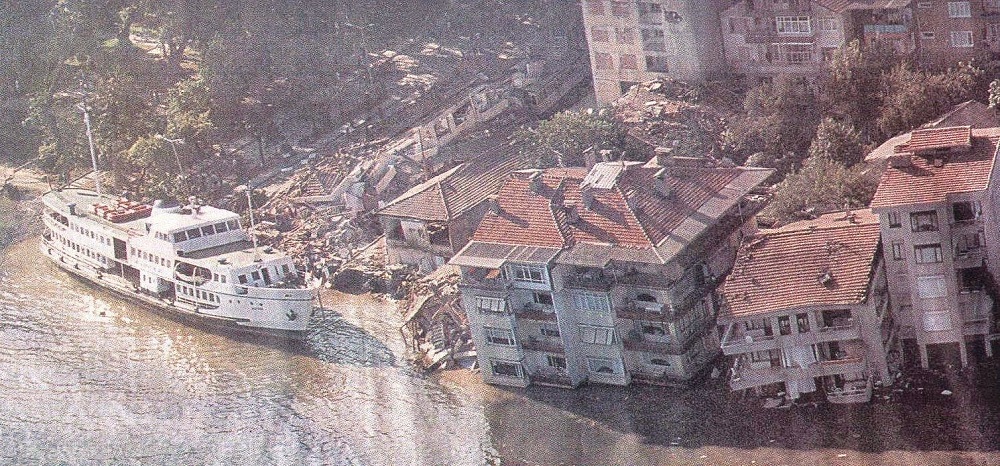 GEWKWN : 17 /8/1999, ΜΙΑ ΜΕΡΑ ΠΟΥ ΘΑ ΜΕΙΝΕΙ ΑΞΕΧΑΣΤΗ ΑΠΟ ΤΟΥΣ ΤΟΥΡΚΟΥΣ ΣΤΡΑΤΗΓΟΥΣ ΚΑΙ ΟΧΙ ΜΟΝΟ