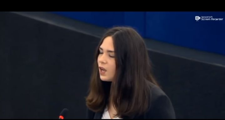 Κρητικοπούλα τραγουδά «Ερωτόκριτο» στο Ευρωκοινοβούλιο (βίντεο)