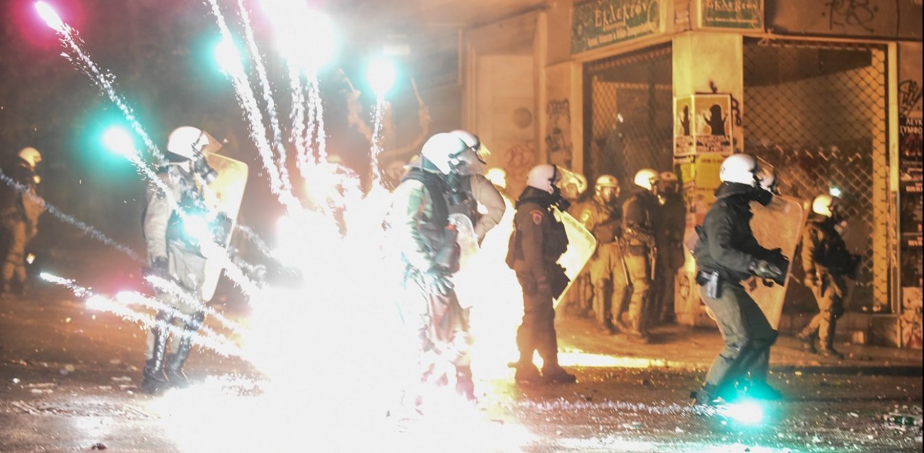 ΔΕΝ ΥΠΑΡΧΕΙ ΚΡΑΤΟΣ ΠΛΕΟΝ … Βίντεο-σοκ – Αναρχικοί απειλούν τα ΜΑΤ: «Θα πάθετε ό,τι οι Λιμενικοί!» – Πεδίο μάχης τα Εξάρχεια