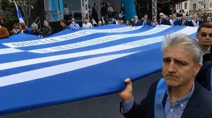 Η Σημαία του Ήρωα της Β.Ηπείρου Κωσταντίνου Κατσίφα …Παρελαύνει στην 5η Λεωφόρο (video)