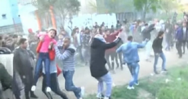 Αθλιότητα… “Μετανάστης – πρόσφυγας” χρησιμοποιεί παιδί κατά των ΜΑΤ