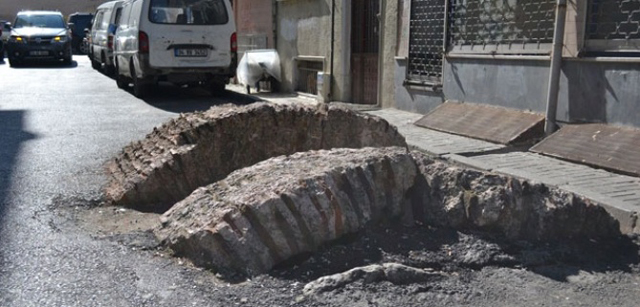 ΜΟΥΣΟΥΛΜΑΝΙΚΟΣ ΤΕΚΕΣ ΠΑΝΩ ΣΤΑ… ΑΝΑΚΤΟΡΑ ΤΩΝ ΒΛΑΧΕΡΝΩΝ