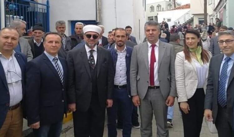 ΥΠΟΨΗΦΙΟΣ ΠΕΡΙΦΕΡEΙΑΡΧΗΣ ΑΝ. ΜΑΚΕΔΟΝΙΑΣ & ΘΡΑΚΗΣ ΦΩΤΟΓΡΑΦΙΖΕΤΑΙ ΜΑΖΙ ΜΕ ΤΟΝ ΨΕΥΔΟΜΟΥΦΤΗ ΞΑΝΘΗΣ ΑΧΜΕΤ ΜΕΤΕ!