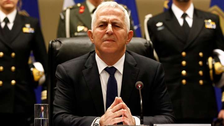 Ο Αποστολάκης επιβάλλει στο στράτευμα να σκύψει το κεφάλι και να σεβαστεί την επαίσχυντη Συμφωνία των Πρεσπών
