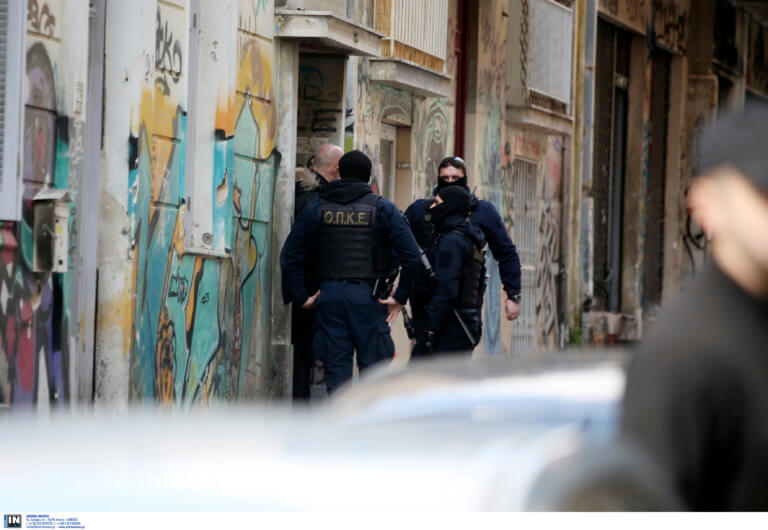 Τεράστια επιχείρηση της αστυνομίας σε υπό κατάληψη κτίρια στα Εξάρχεια – Δεκάδες προσαγωγές