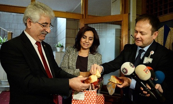 ΟΤΑΝ ΒΟΥΛΕΥΤΙΝΑ ΤΟΥ ΤΟΥΡΚΙΚΟΥ ΚΟΙΝΟΒΟΥΛΙΟΥ… ΒΑΦΕΙ ΚΑΙ ΠΡΟΣΦΕΡΕΙ ΚΟΚΚΙΝΑ ΑΥΓΑ ΓΙΑ ΤΟ ΠΑΣΧΑ!!!