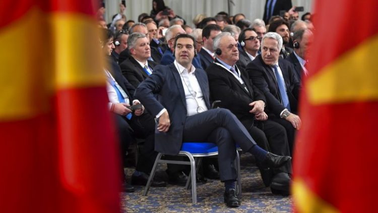 “Μπάζει” η Συμφωνία των Πρεσπών: Κίνδυνος αυτοπαγίδευσης σε έναν νέο «μακεδονισμό»
