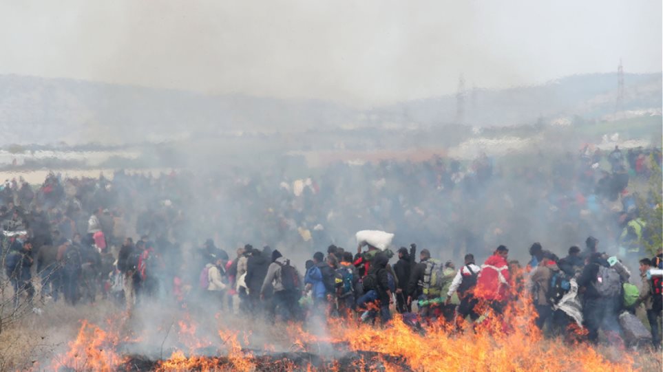 Νέα επεισόδια με πρόσφυγες στα Διαβατά – Συγκρούσεις και χημικά