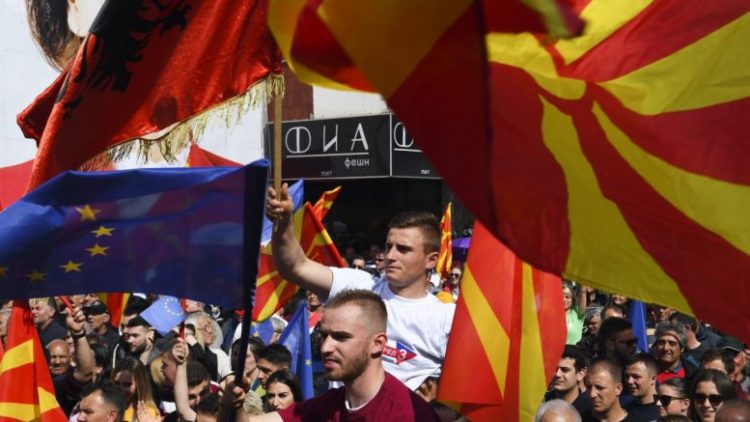 Γιατί ο Αλέξης κάνει πλάτες στον Ζόραν: Τα Σκόπια δεν τηρούν τη συμφωνία των Πρεσπών