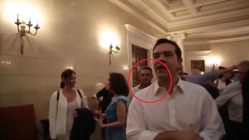 Πετσίτης παντού: Στο Μαξίμου και το βράδυ του δημοψηφίσματος