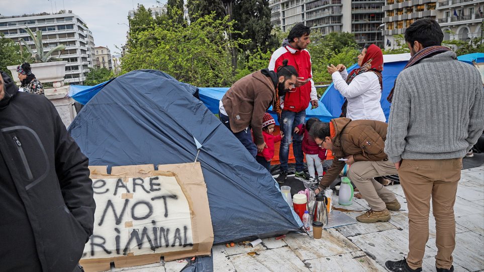 Βίτσας στους μετανάστες στο Σύνταγμα: Φύγετε γιατί δημιουργείτε αρνητική εικόνα στην ελληνική κοινή γνώμη