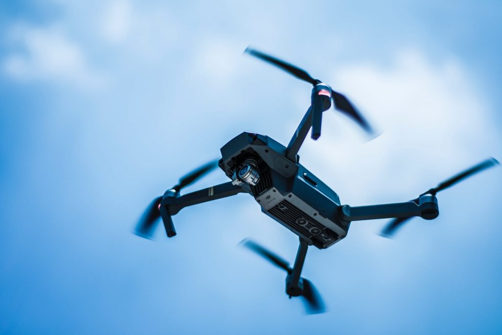 Drones κατασκοπεύουν σπίτια στην Ελλάδα – Ποιοι τα χρησιμοποιούν τώρα, ποιοι θα τα χρησιμοποιήσουν μετά – Διαδώστε αυτά που συμβαίνουν στην χώρα μας (ΒΙΝΤΕΟ)